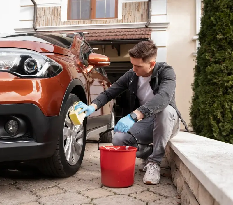 Lavage auto à domicile Port-Sainte-Marie : professionnel intervenant sur un véhicule